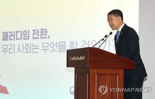 박능후 보건복지부 장관이 24일 서울 마포구 도화동 서울가든호텔에서 개최된 '저출산 고령사회위원회 민간위원 전체 워크숍'에서 기조강연을 하고 있다.연합뉴스